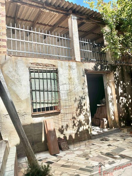 Foto e21a9f8b-5b1a-48b4-8ac5-d0b4d8fa7491. Casa adossada a Centro Antequera