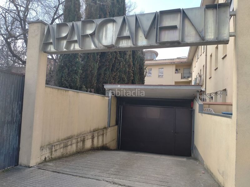 Foto a6b258e7-a275-4e04-b0f5-89a8a2a5d021. Aparcament cotxe a Santa Coloma de Farners
