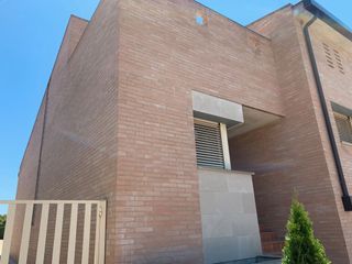 Casa a schiera  Carrer país valencià. Casa adosada con 5 habitaciones con parking y calefacción