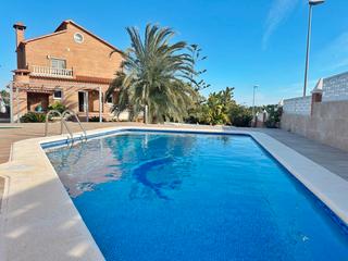 Chalet  Carrer àries. Casa independiente con piscina privada y espectaculares vistas a