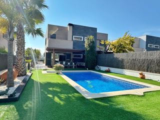 Casa aparellada a Roda de Bar�. Espectacular casa pareada con piscina y gran parcela en el franc