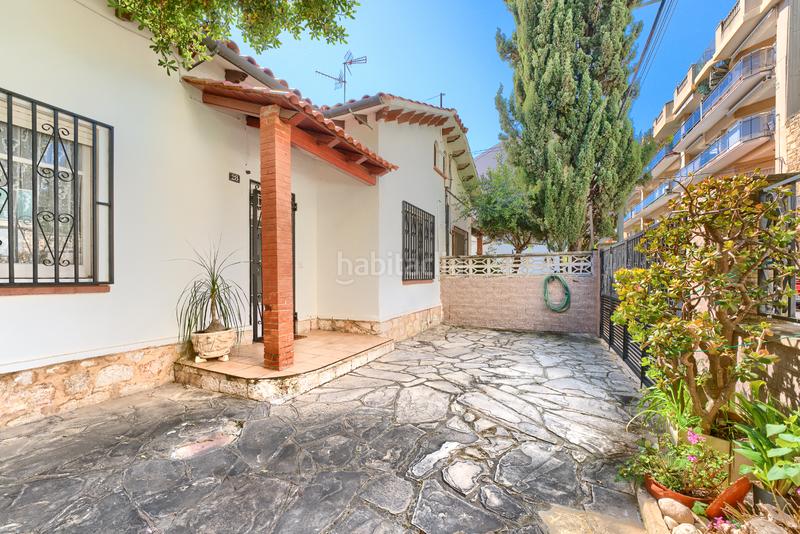 Foto c8c908d7-b758-46c1-8214-45da42ed0e94. Casa aparellada amb aparcament a Calafell platja Calafell