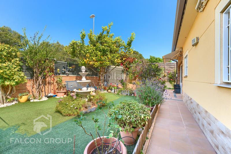 Foto a1a294ec-ab55-4f92-affb-0dc3058e1640. Chalet mit kamin heizung parking pool in Cunit residencial Cunit