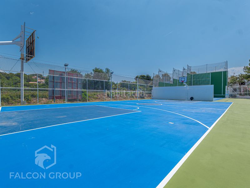 Foto 206f70a4-eccd-4511-8856-052f8c493af7. Casa amb xemeneia piscina a Alorda Park Calafell