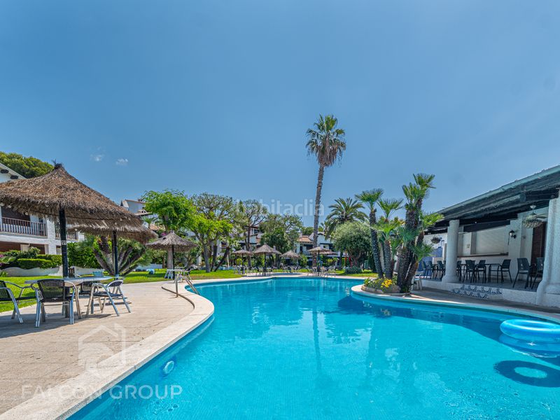 Foto 21a39f5c-7cd0-435b-9a9a-a81305d1e86b. Casa amb xemeneia piscina a Alorda Park Calafell