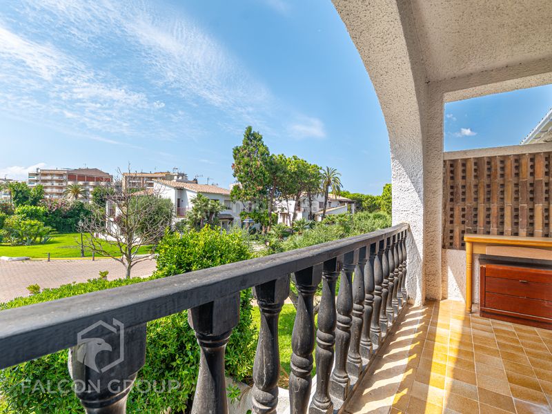 Foto 58fa7aaa-4a96-4878-a8ea-ce77e5bb26d2. Casa amb xemeneia piscina a Alorda Park Calafell