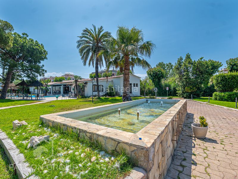Foto c61a9a71-3af4-4c4e-acbe-76f4770fcd19. Casa amb xemeneia piscina a Alorda Park Calafell