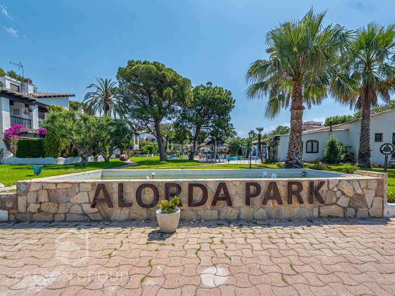 Foto d718d713-ddbd-4ad7-b1a9-d856aa66a4fa. Casa amb xemeneia piscina a Alorda Park Calafell