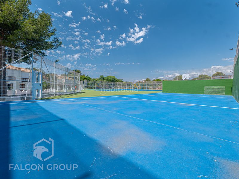 Foto ef46775f-9b03-4687-bdaa-41a02b7f8126. Casa amb xemeneia piscina a Alorda Park Calafell