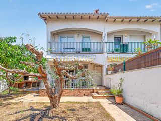 Casa  Carrer la noguera. Chalet pareado esquinero en el corazón de calafell