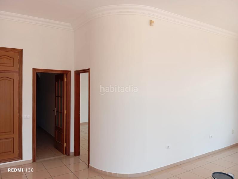 Foto 52b786f0-1e40-4894-b818-8474d2a09a15. Alquiler local comercial en avenida emigrante 32 local en playa san juan, a un paso del mar. en Guía de Isora