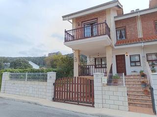 Casa aparellada a Barrio la hoya 31. Venta de chalet pareado en argoños