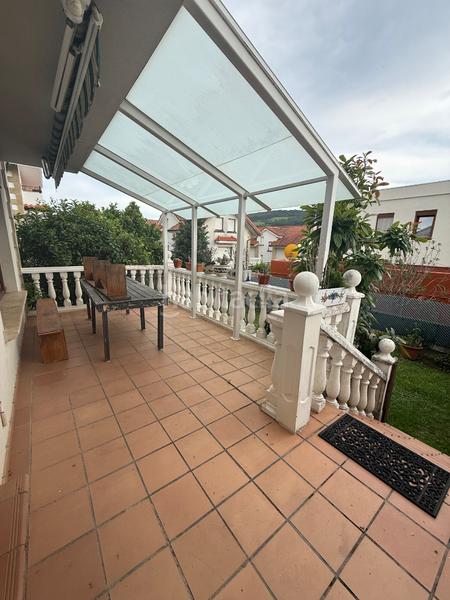 Foto 27ab6e0a-7f68-401e-bda5-cac0fe8d96f4. Casa bifamiliare in barrio Arnuero-palacio 25b in Arnuero