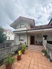 Maison jumelée à Barrio arnuero-palacio 25b. Venta de chalet pareado en arnuero