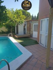 Xalet a San Gonzalo. Villa en venta en linares, 8 dormitorios.