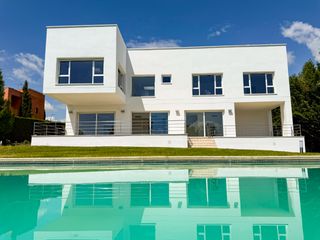 Xalet en Calle del naranjo de bulnes 85. Espectacular chalet independiente en venta en ciudalcampo � luz,