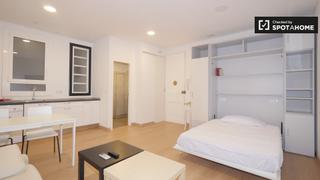 Location Appartement à Barri de les Corts. Estudio con aire acondicionado en alquiler en les corts, barcelo
