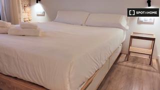 Location Appartement à St. Pere - Sta. Caterina - El Born. Acogedor apartamento de 1 dormitorio en alquiler en el born, bar