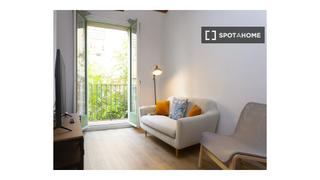 Rent Flat in Raval. Encantador apartamento con vistas a la ciudad cerca de las rambl