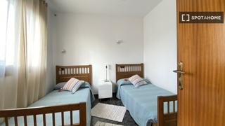 Rent Flat in La Torrassa. Se alquila piso de 2 habitaciones en la torrassa.