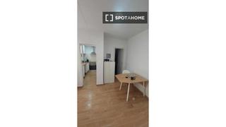 Location Appartement à La Torrassa. Alquiler de habitaciones en apartamento de 1 dormitorio en barce