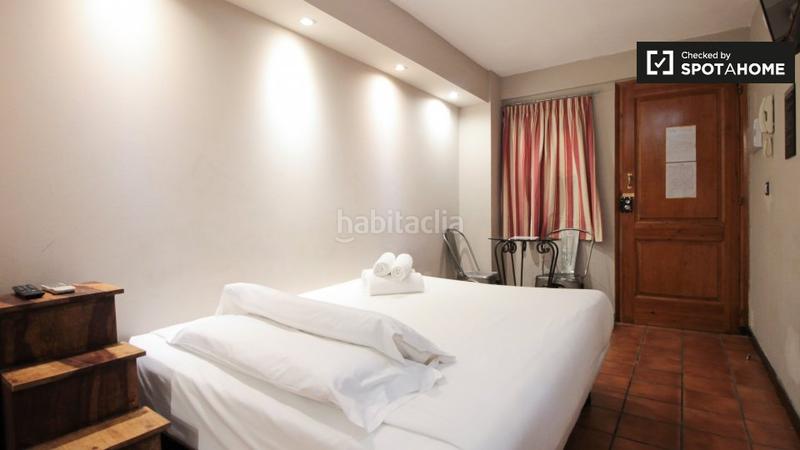 Foto df66cfeb-b323-44e4-9ac3-5be25433911a. Rent flat with heating in Raval Barcelona