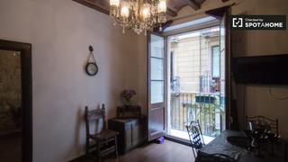 Alquiler Piso en Gòtic. Rústico y acogedor apartamento de 2 dormitorios en alquiler en b