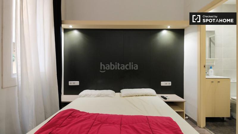 Foto fbb0752f-6e32-47b8-88de-64280a557f63. Alquiler piso estudio en alquiler en el Raval, en Barcelona