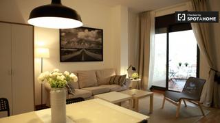 Rent Flat in Can Baró. Amplio monoambiente en alquiler en gràcia, barcelona