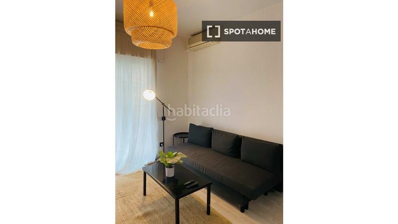 Foto 418ca871-e993-44b4-a666-55d11a7f984e. Alquiler piso  en alquiler en sants, , 3 habitaciones. en Barcelona