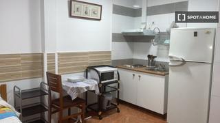 Rent Flat in La Florida. Estudio en alquiler en collblanc, barcelona
