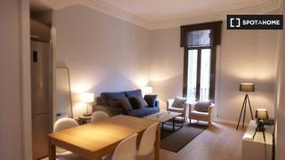 Alquiler Piso en Sant Antoni. Gran apartamento de 1 dormitorio en alquiler en leixample esquer