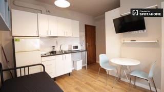 Alquiler Piso en Sant Andreu de Palomar. Apartamento estudio compacto en alquiler en sant andreu, barcelo