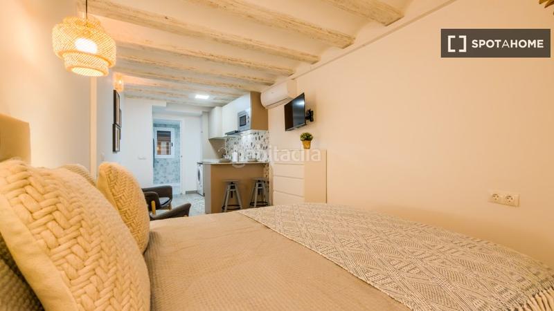 Foto f7df3927-e32c-4f21-8e4c-f5ad332bcf48. Rent flat with heating in Raval Barcelona
