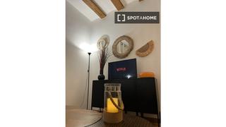 Rent Flat in St. Pere - Sta. Caterina - El Born. Piso de 2 habitaciones en alquiler en sant pere santa caterina.