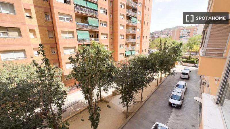 Foto 181846b3-3924-4fcc-9c10-63ac03b7a87e. Lloguer pis amb calefacció a Turó de la Peira Barcelona