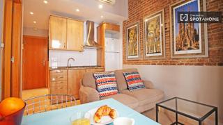 Alquiler Piso en Vila de Gràcia. Luminoso piso de 1 dormitorio con balcón en gràcia, barcelona
