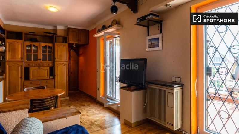 Foto abcd5037-345c-45d0-8274-c601cd2d8910. Alquiler piso estudio con terraza en alquiler en sants, en Barcelona