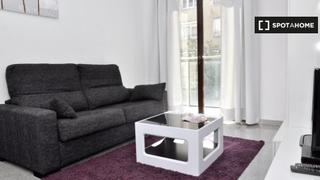 Rent Flat in Sagrada Família. Elegante apartamento de 3 dormitorios en alquiler en gràcia, bar