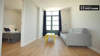 Lloguer Pis a Sants. Renovado apartamento de 2 dormitorios en alquiler en sants, barc