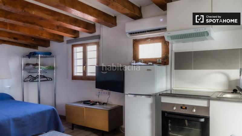 Foto eb75f90f-2589-48a9-8bc0-6063a59c07af. Alquiler piso elegante estudio en alquiler en barri gotic, en Barcelona