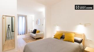 Alquiler Piso en El Coll. Acogedor estudio sobre jardín con baño en gracia coliving