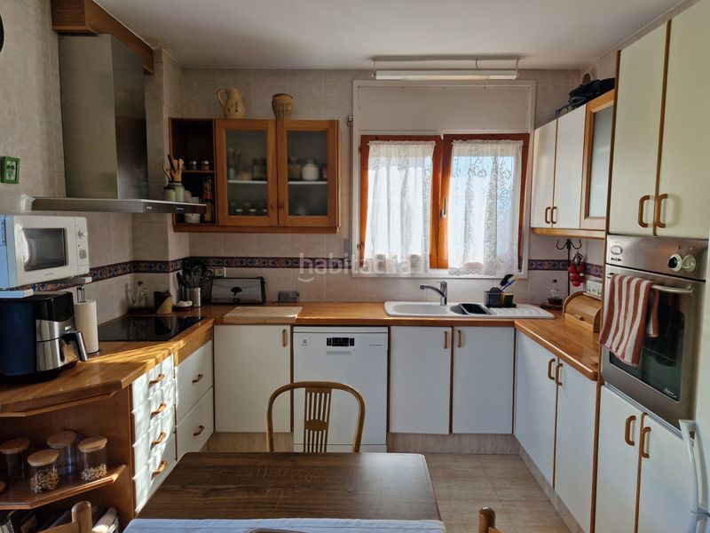 Foto b8e6c664-6854-4584-afc6-69449a3db965. Casa adossada amb calefacció aparcament a Olot