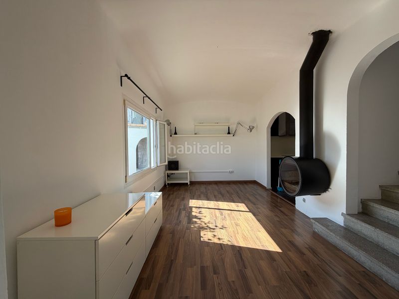 Foto 3e62d120-4635-4a72-bcd1-bc5d14ff410a. Casa aparellada amb xemeneia a Olot