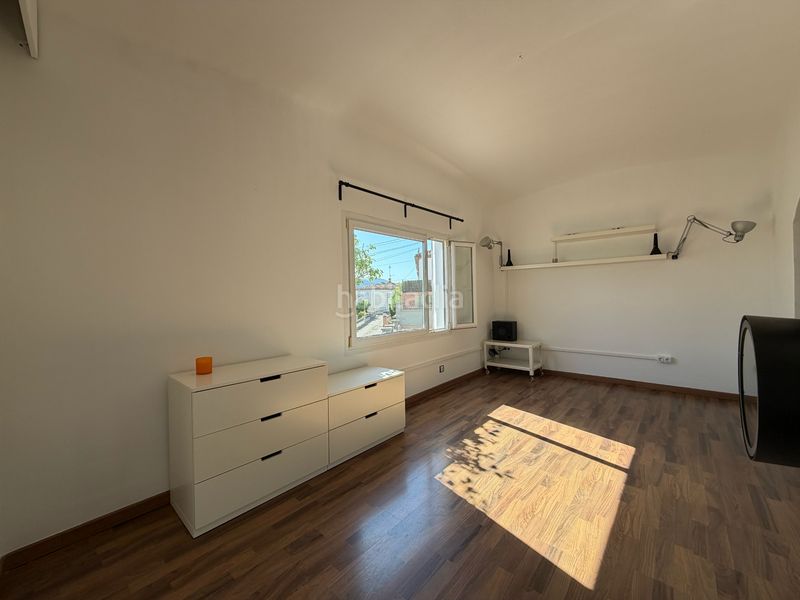 Foto 4957c527-b345-4c12-84a3-3a94334d7bc4. Casa aparellada amb xemeneia a Olot