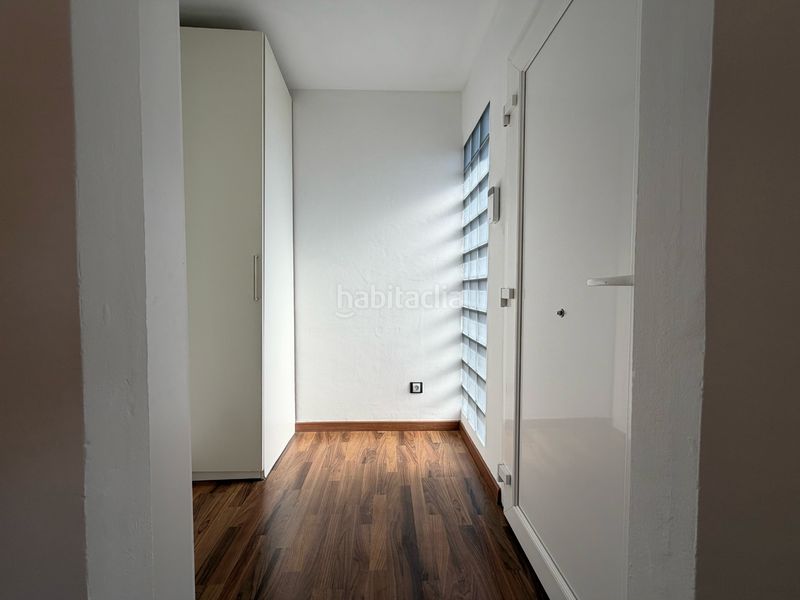 Foto 5db861b9-2ff6-47a1-9524-e2c85895105f. Casa aparellada amb xemeneia a Olot
