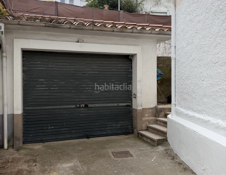 Foto 8050be5e-e2dd-4ab5-a53c-114f0e314a99. Casa aparellada amb xemeneia a Olot