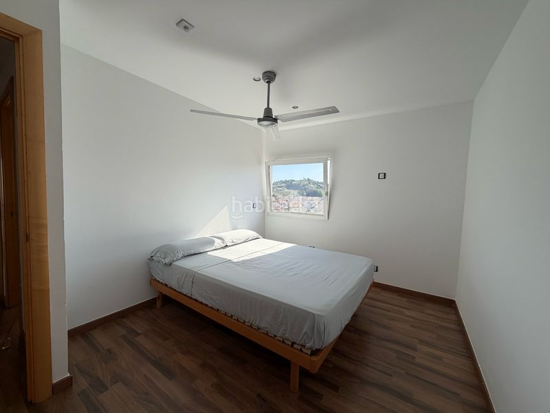 Foto a3c890fd-ecd1-4799-a851-bec2c1f33eaa. Casa aparellada amb xemeneia a Olot