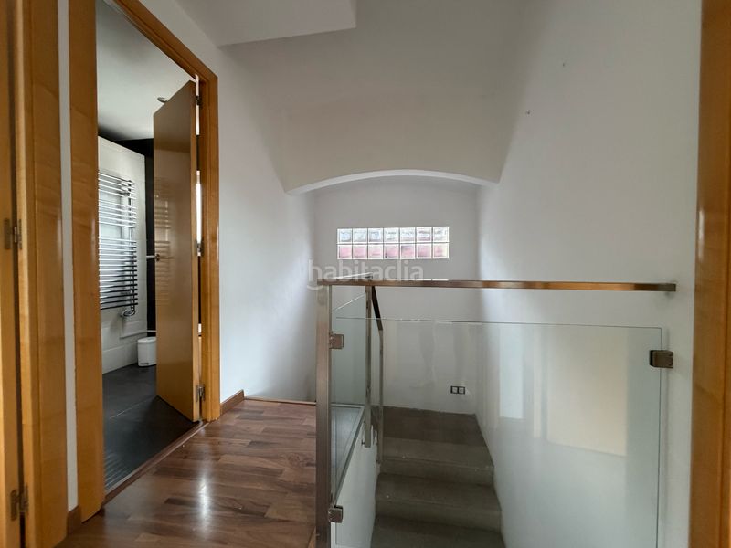 Foto b2ae1c18-40aa-410b-a26f-1c6a1bfe4705. Casa aparellada amb xemeneia a Olot