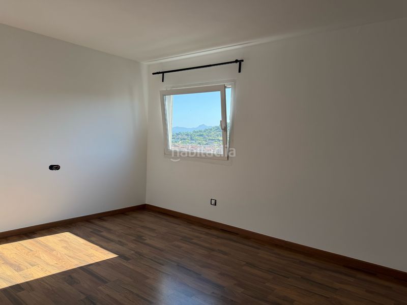 Foto bf36a114-e23c-47c0-8e6c-d25d12c8307d. Casa aparellada amb xemeneia a Olot